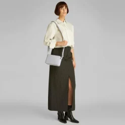 Calvin Klein Embossed Umhängetasche 22.5 cm